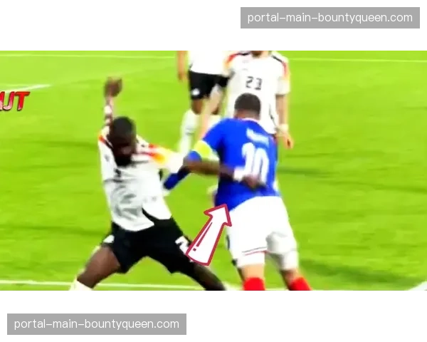 雨战，恩波利球员多次滑倒，比赛用球更换频率增加