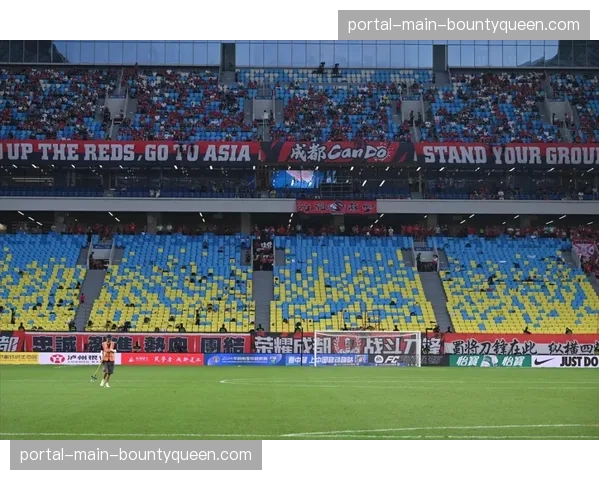 比赛第70分钟,成都凤凰山专业足球场再次响起“全场合唱” 比赛第70分钟,成都凤凰山专业足球场再次响起“全场合唱”